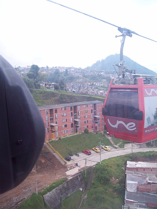 Cabina del cable aéreo sobre el paisaje urbano de Manizales