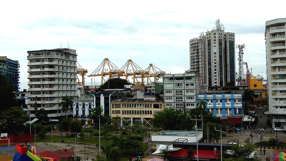 Vista del centro de Buenaventura junto a la bahía del Pacífico colombiano