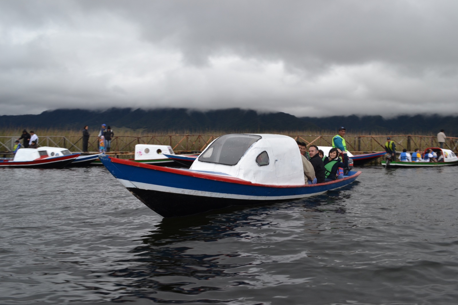 Botes turísticos en la Laguna de La Cocha, cerca de Pasto