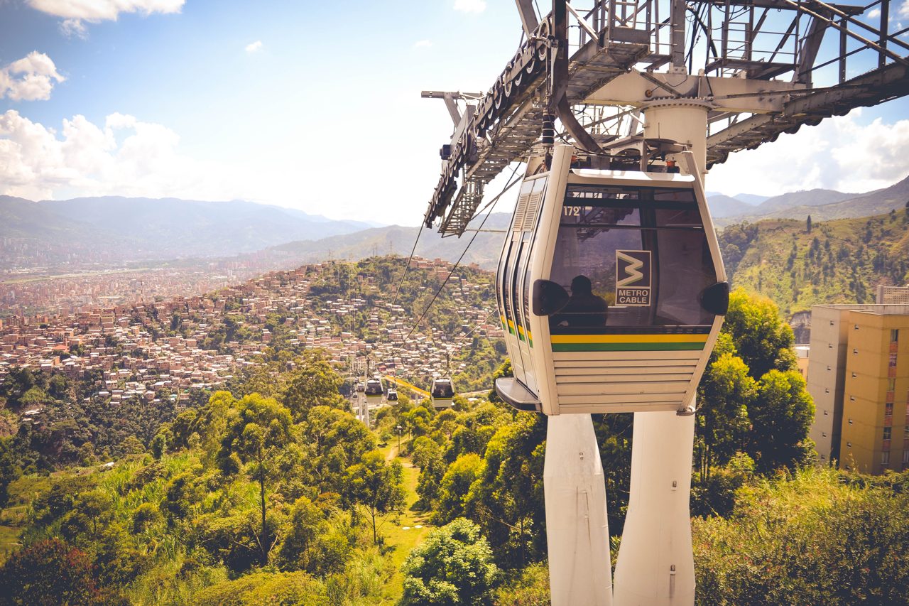 Vista de Medellín entre montañas con el sistema Metrocable