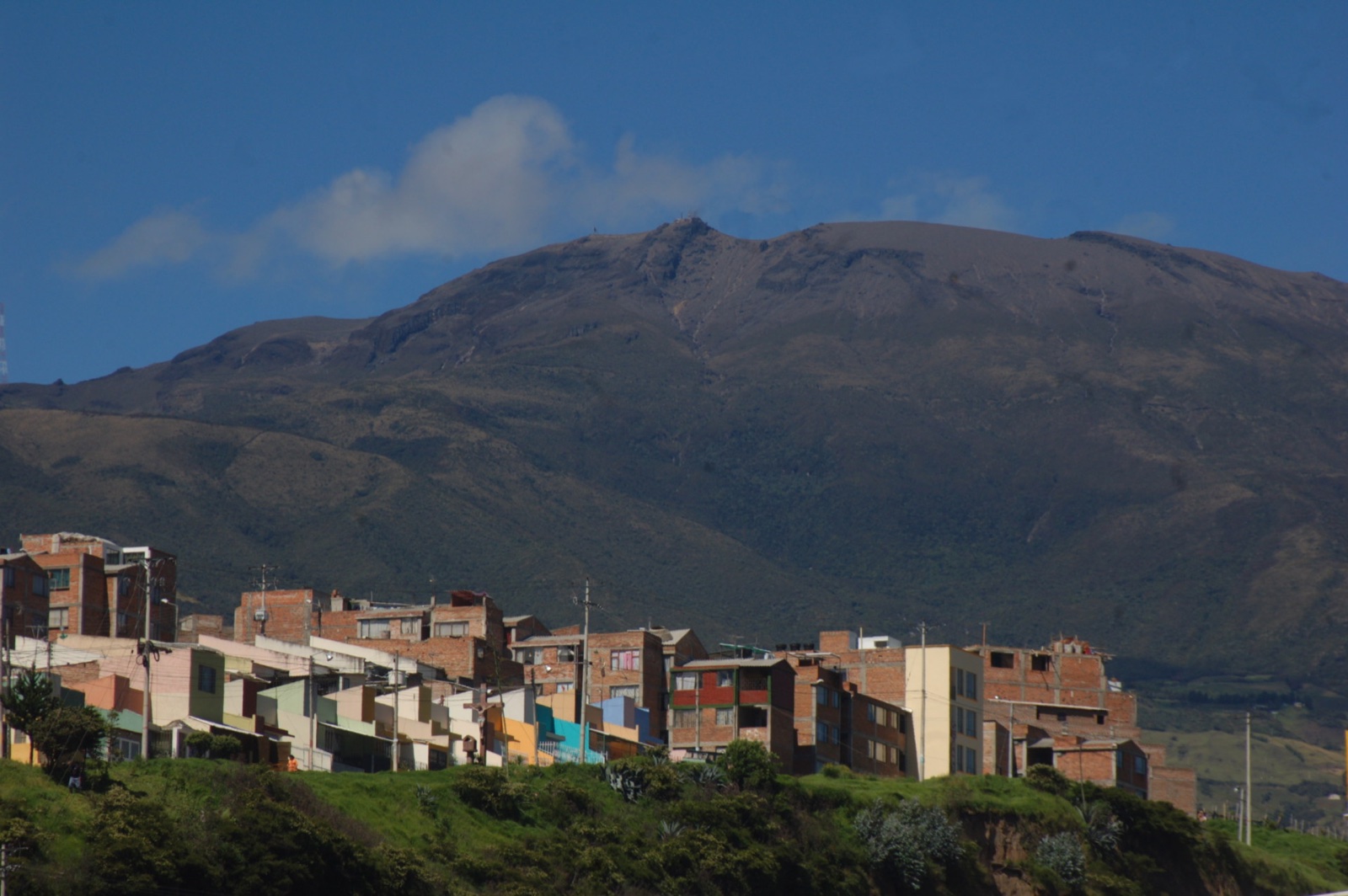 Vista de San Juan de Pasto con el volcán Galeras al fondo
