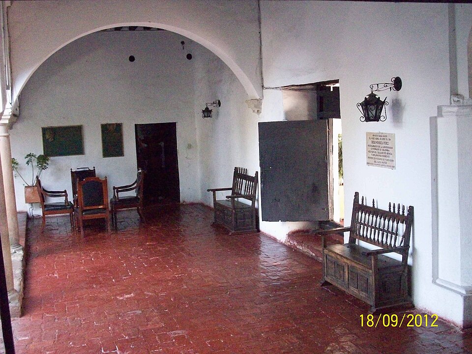 Patio interior de la Casa del Fundador con corredores y pintura mural en Tunja