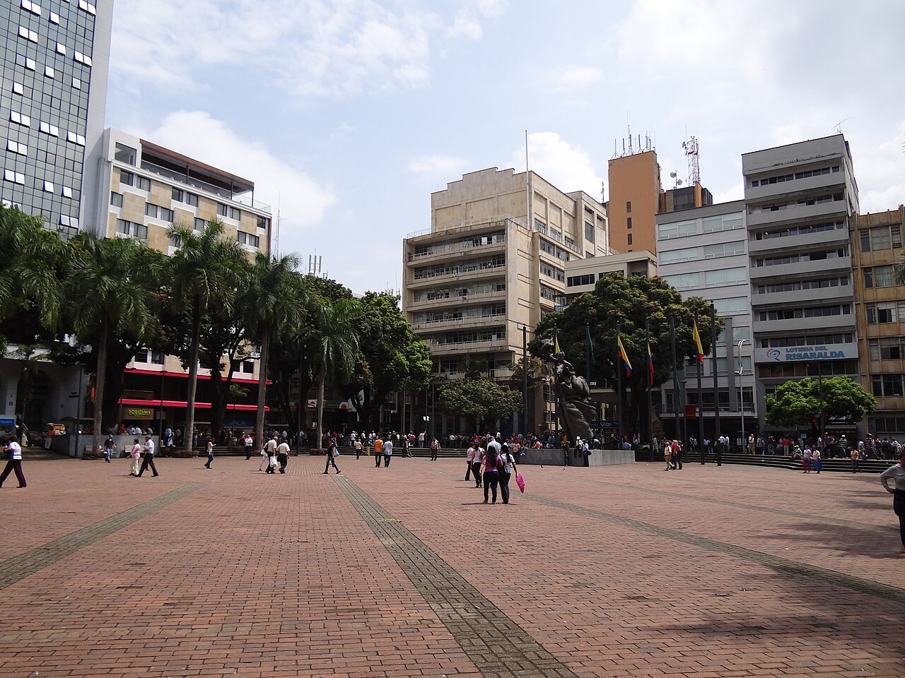 Plaza de Bolívar en el centro de Pereira, Colombia