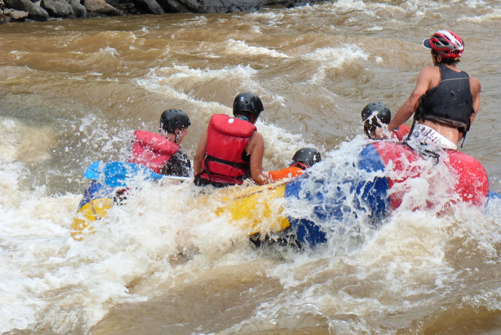 Grupo practicando rafting en el río Fonce, San Gil