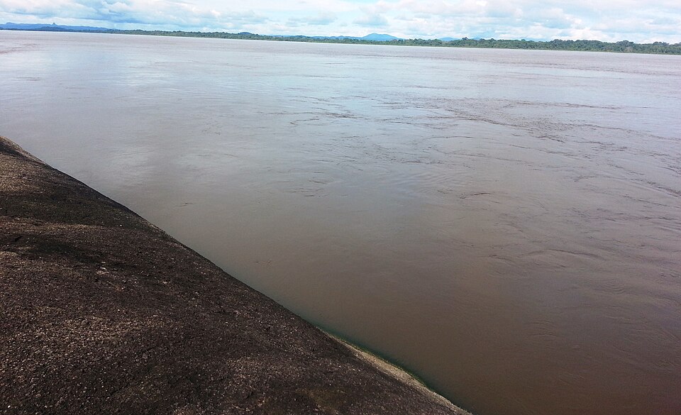 Ribera rocosa del río Orinoco en Puerto Carreño