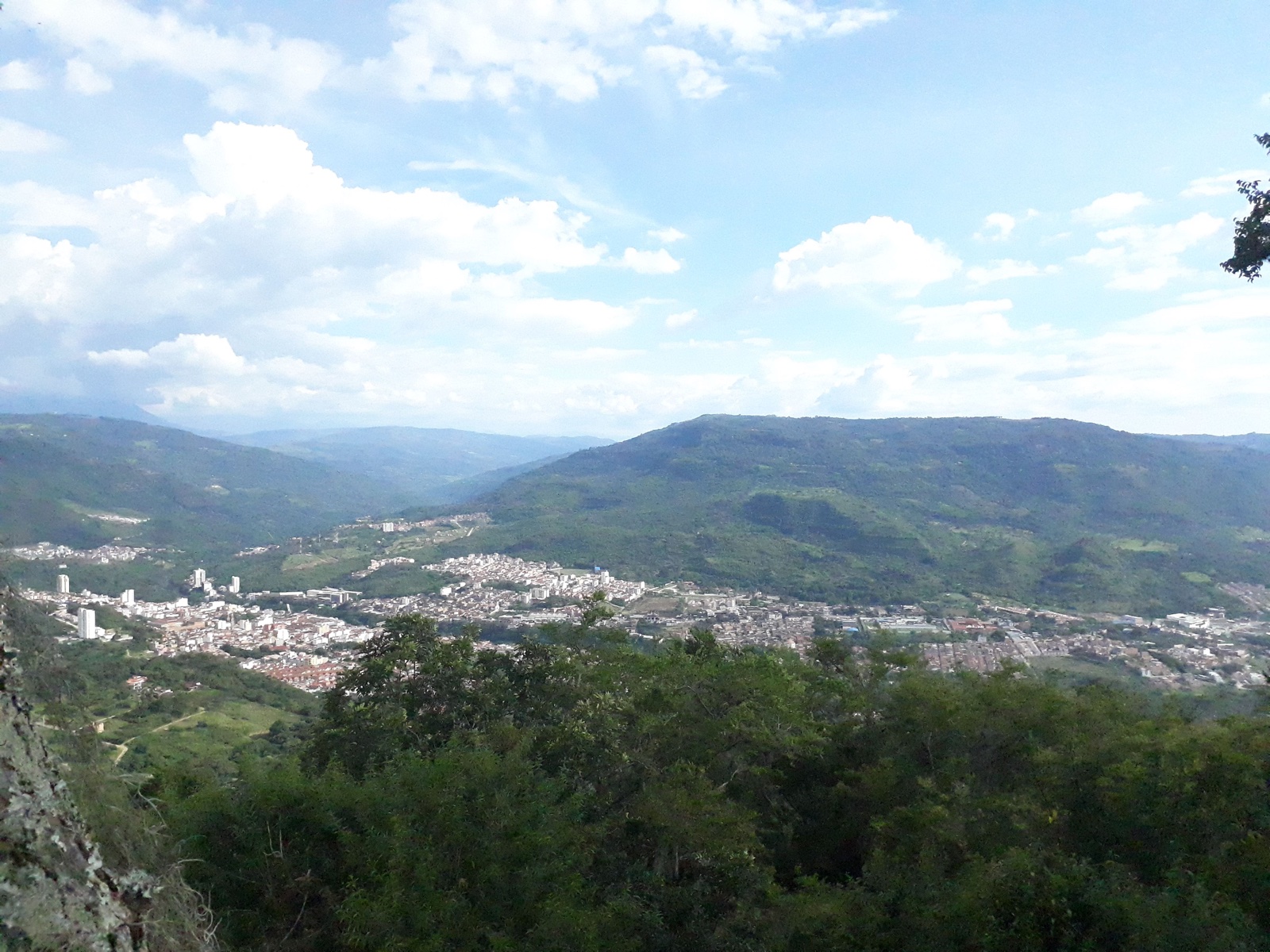 Vista panorámica diurna de San Gil, Santander