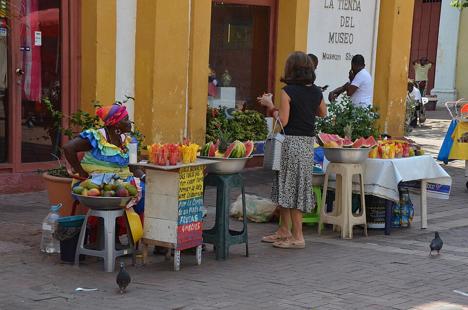 Vendedoras y puestos de fruta preparada en una calle de Cartagena